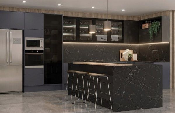 Una cocina con una gran isla y taburetes.