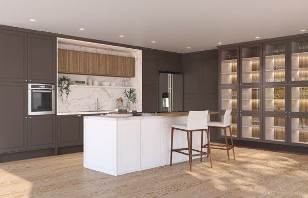 Una cocina con una gran isla en el medio de la habitación.