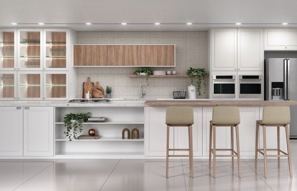 Una cocina con gabinetes blancos y encimeras de madera.