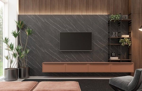 Una sala de estar con un televisor de pantalla plana montado en la pared.