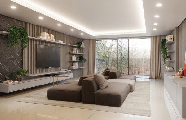 Una sala de estar con sofá, televisión y puertas corredizas de vidrio.