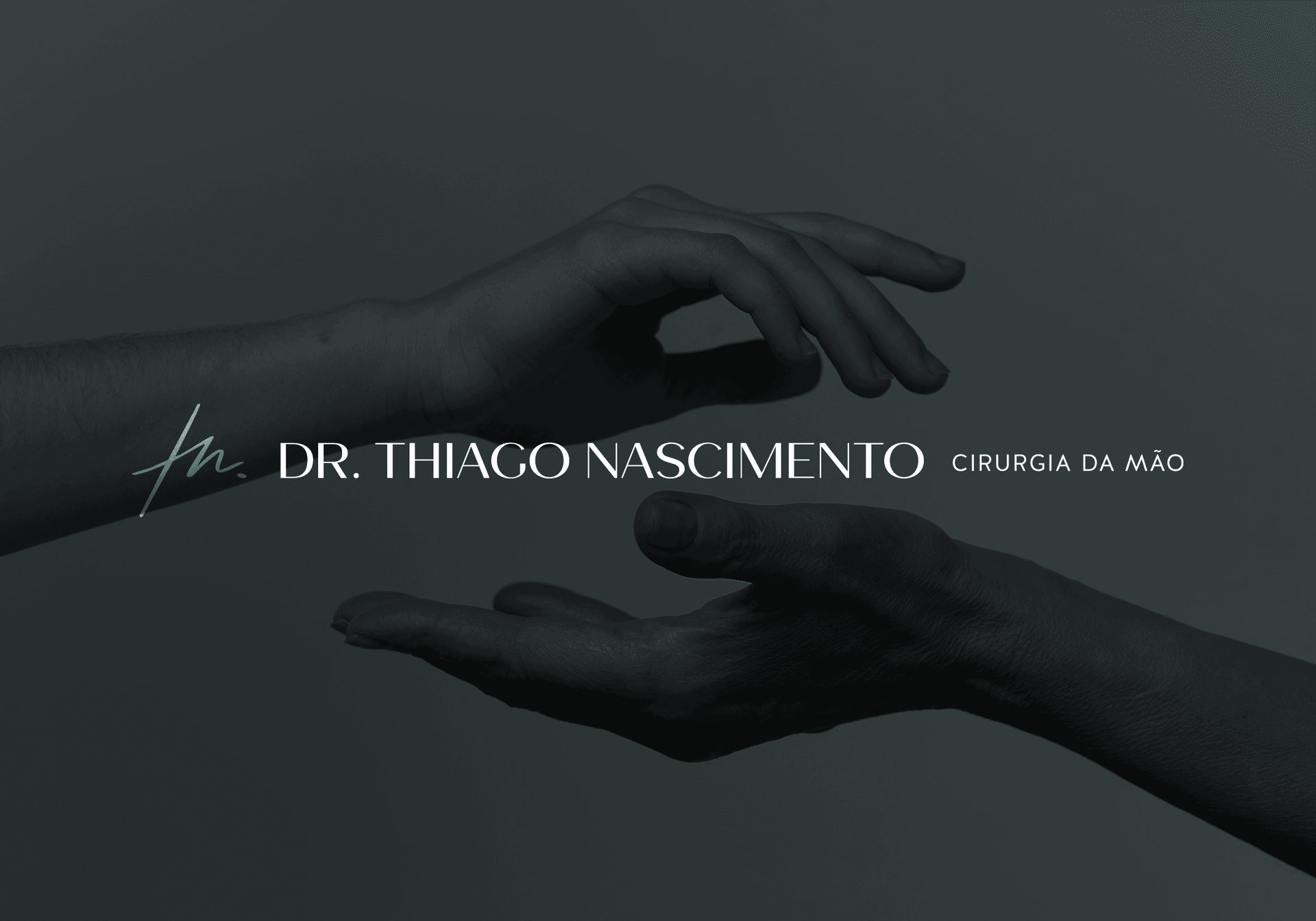 Um médico está conversando com um paciente enquanto está sentado à mesa.