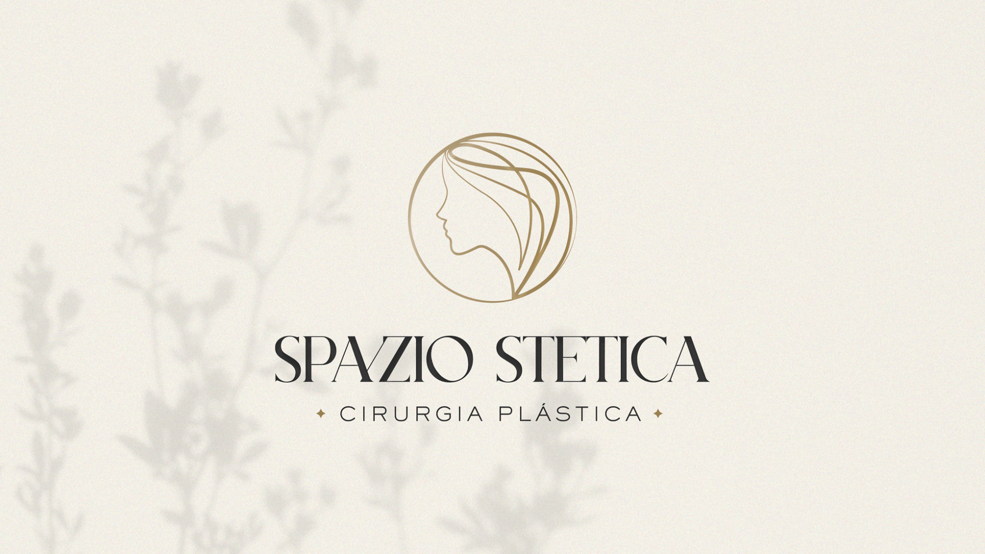 Logotipo da Spazio Stetica em um fundo liso e claro, contendo uma sombra de folhas.