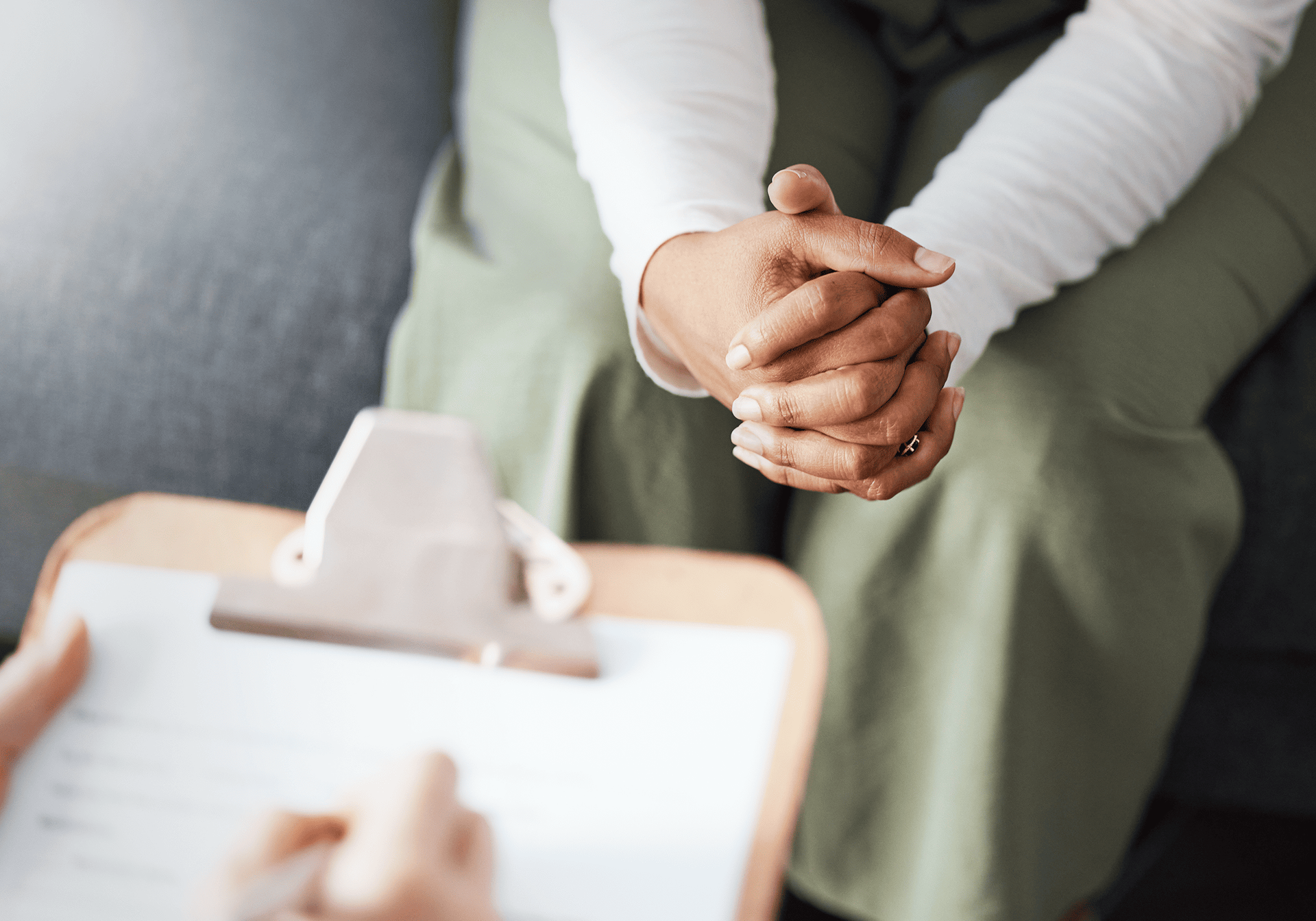 Dois cirurgiões de uniforme e máscara durante uma operação cirúrgica.