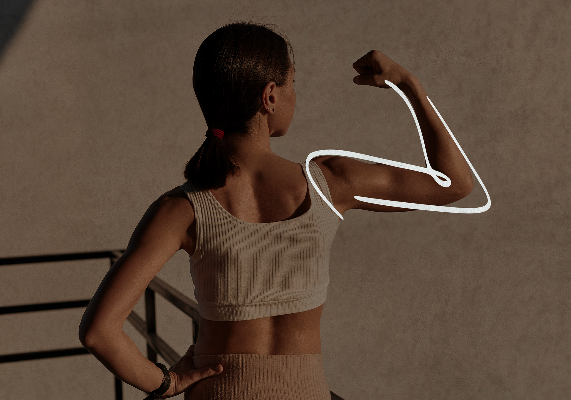 Uma mulher está flexionando os músculos enquanto está em uma varanda.