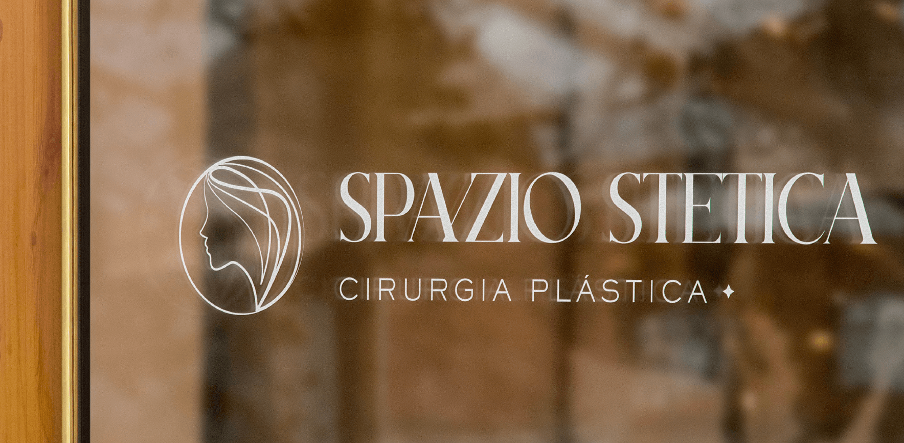 Um close de uma placa que diz spazio sthetica