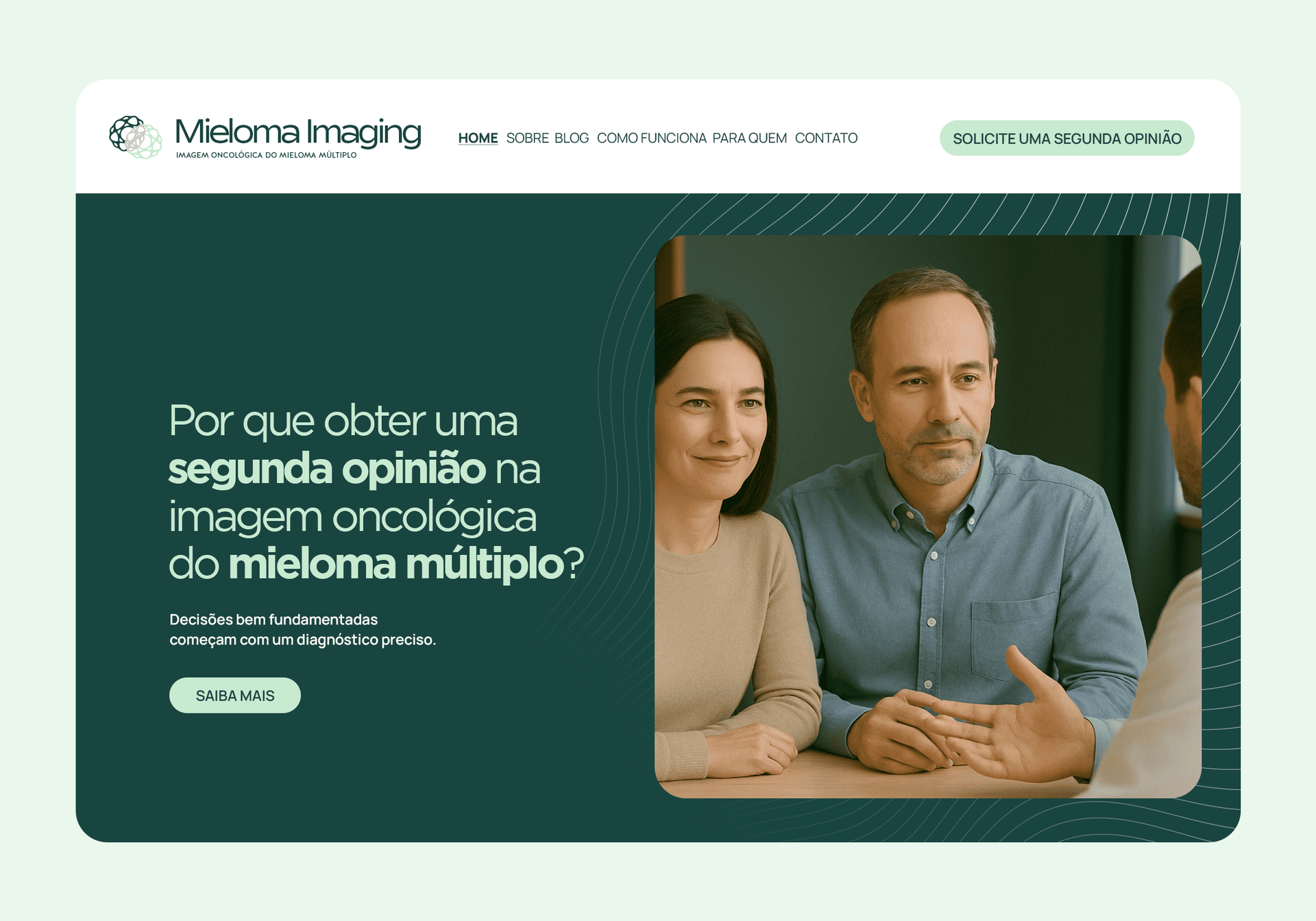 Dois cartões de visita em couro marrom; um branco com logotipo, um azul marinho com texto.