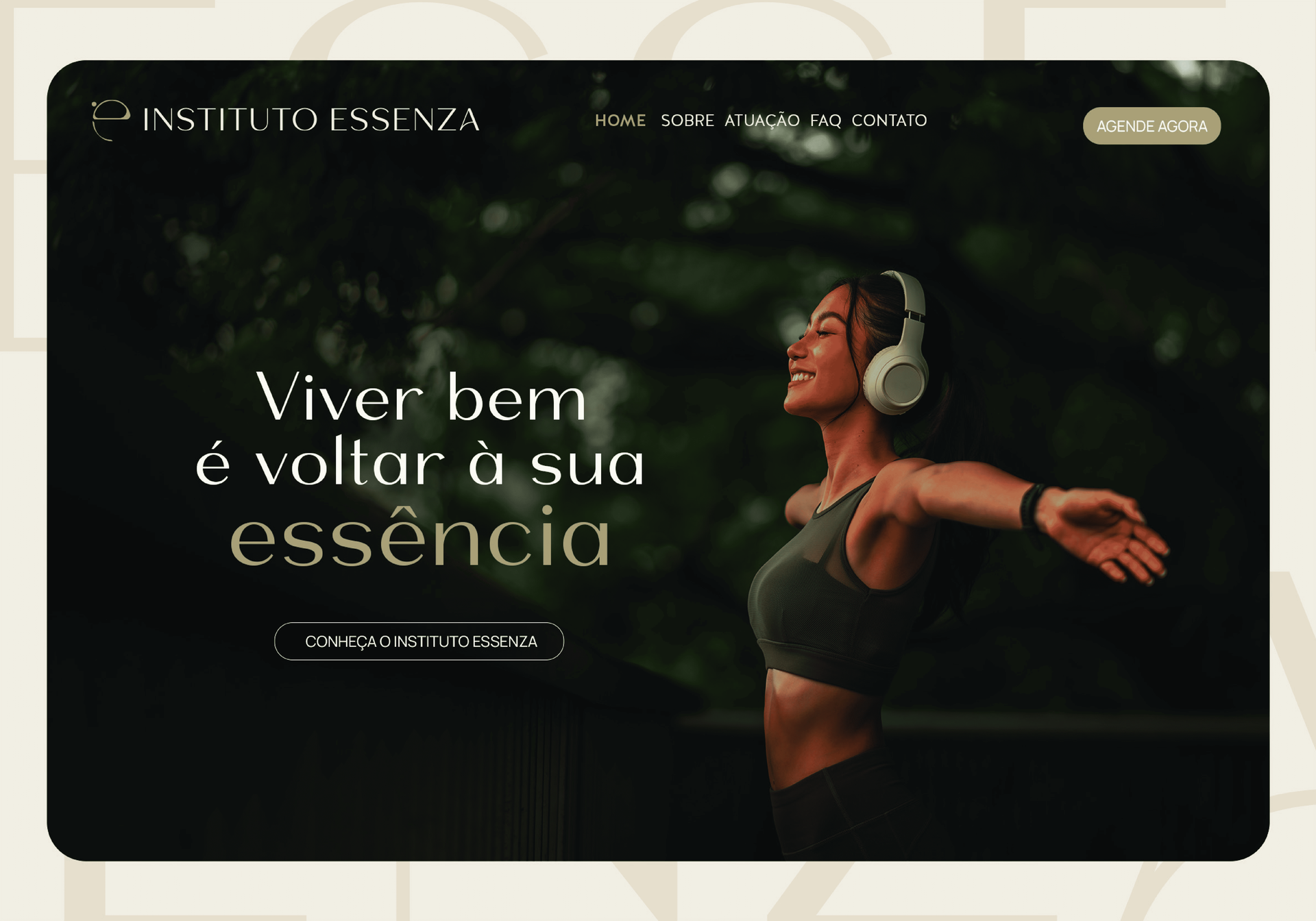 Treinadora em fundo verde escuro com a frase “Viver bem é voltar à sua essência”