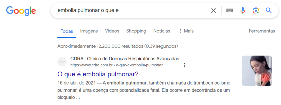 Uma imagem borrada de uma página de pesquisa do Google com a foto de uma mulher.