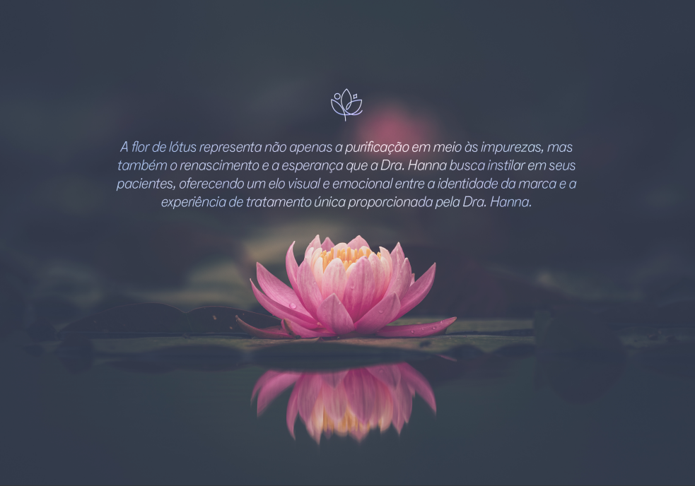 Uma flor de lótus rosa é refletida na água.