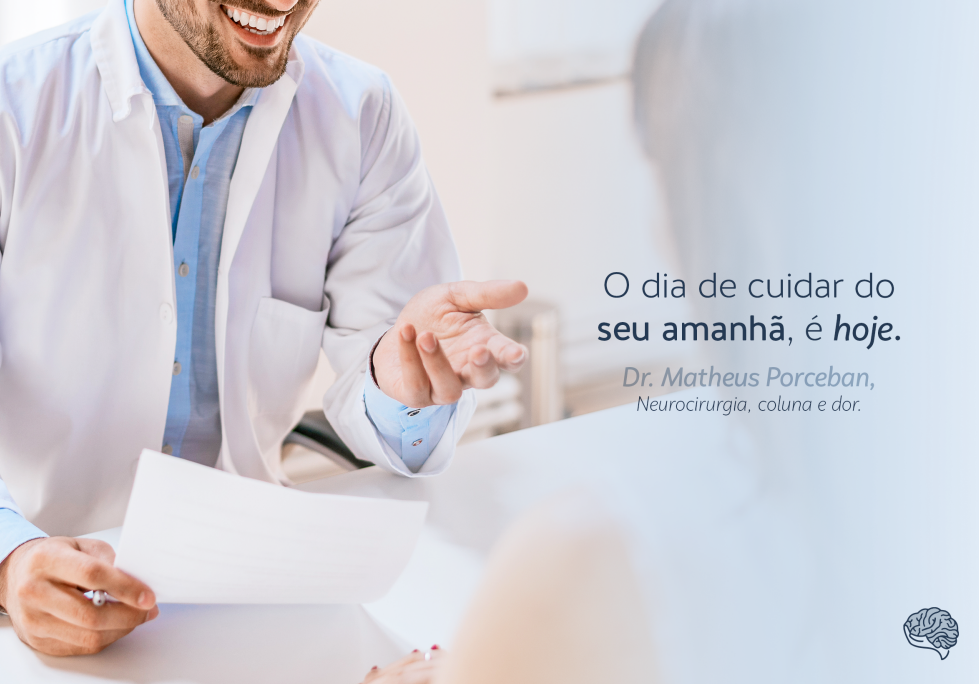 Um médico está conversando com um paciente enquanto está sentado à mesa.