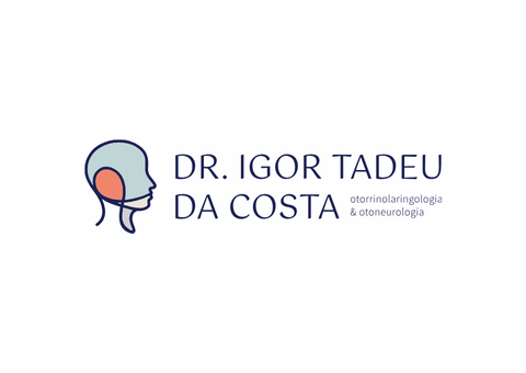 Logotipo: Nome de um profissional médico, com um diagrama de uma cabeça mostrando a orelha e a garganta, em azul e laranja.