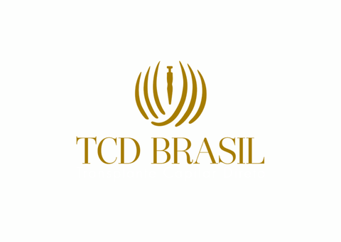 Logotipo da TCD Brasil: emblema dourado com um objeto estilizado dentro de um círculo e o texto 