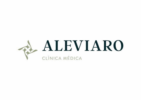 Logotipo da ALEVIARO Clínica Médica: texto com emblema estilizado de quatro partes em tons de verde.