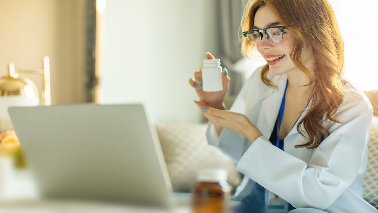 Médica apresentando medicamento de forma online.