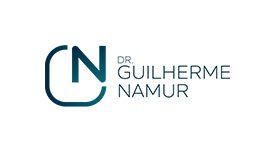 Um logotipo para o dr. Guilherme Namur é mostrado sobre fundo branco.