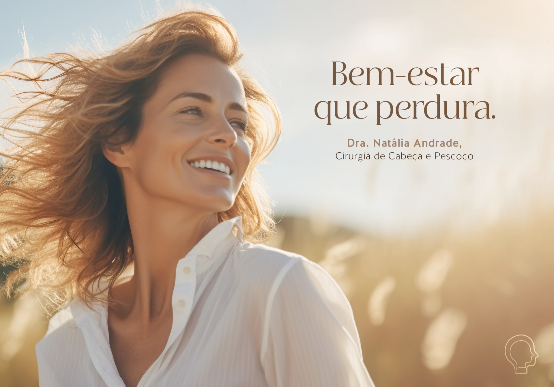 Uma mulher está sorrindo em um campo com o cabelo balançando ao vento.