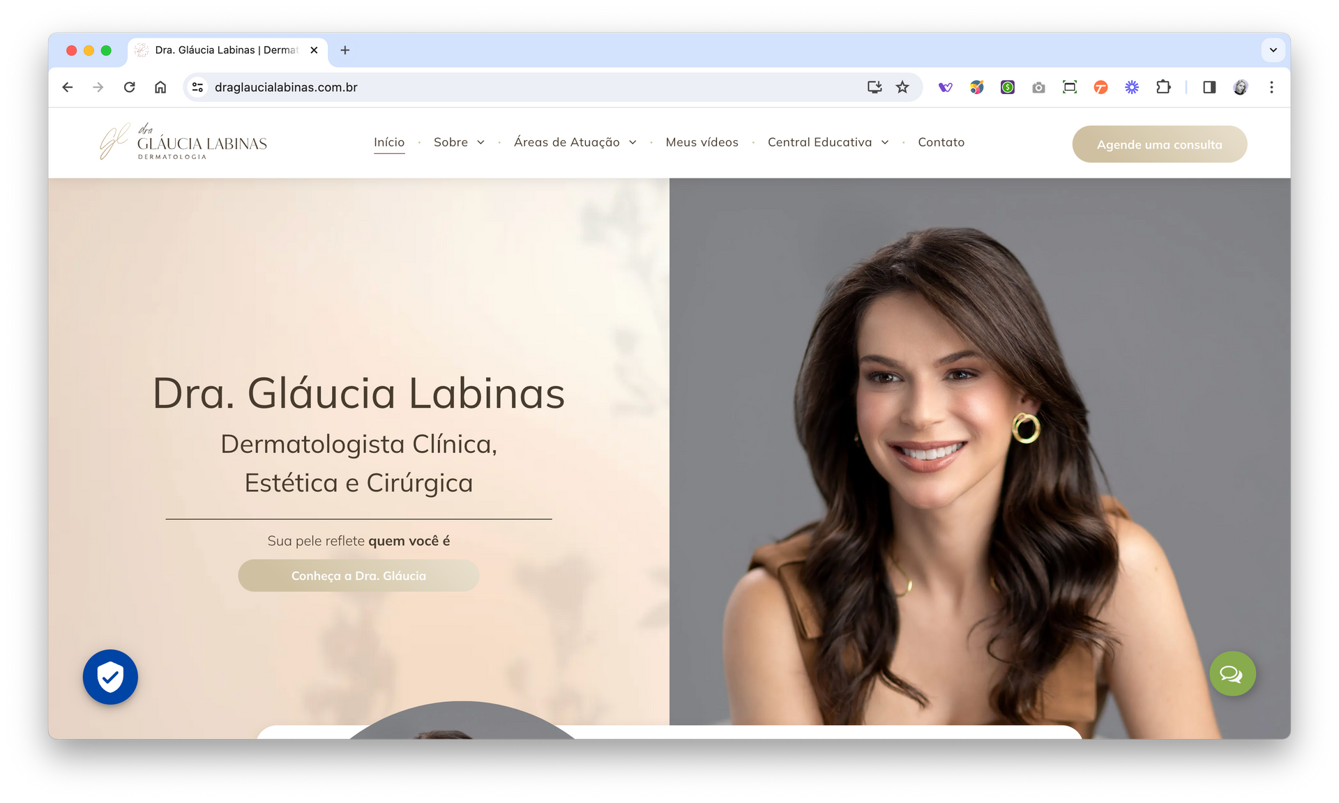 Uma mulher está sorrindo na página inicial de um site.
