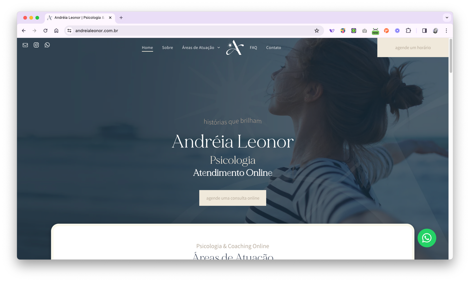 Uma tela de computador mostra uma mulher com os braços estendidos.