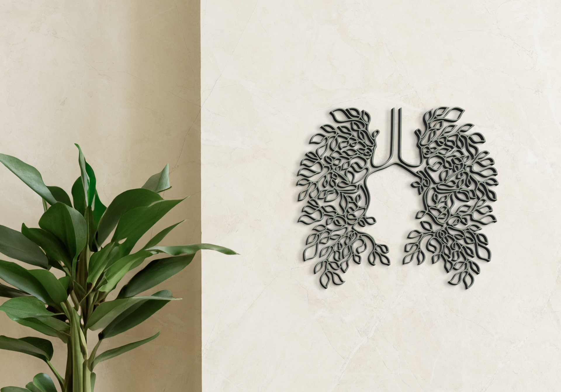 Uma planta está ao lado de uma parede com uma imagem de pulmões nela.