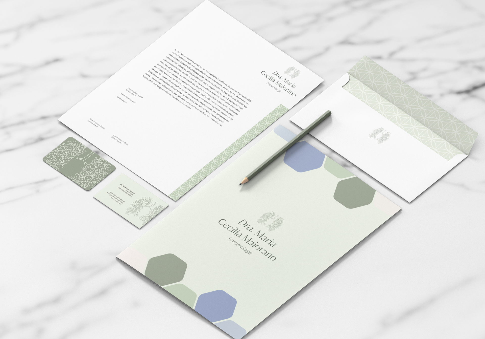 Uma caneta está sobre um pedaço de papel sobre uma mesa.