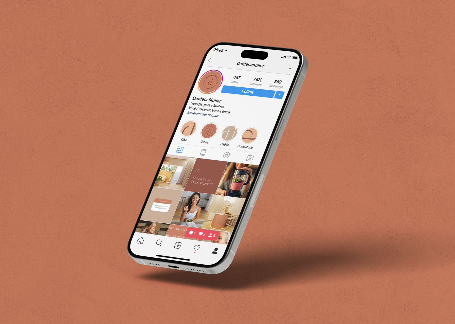 Um celular está flutuando no ar sobre um fundo marrom.