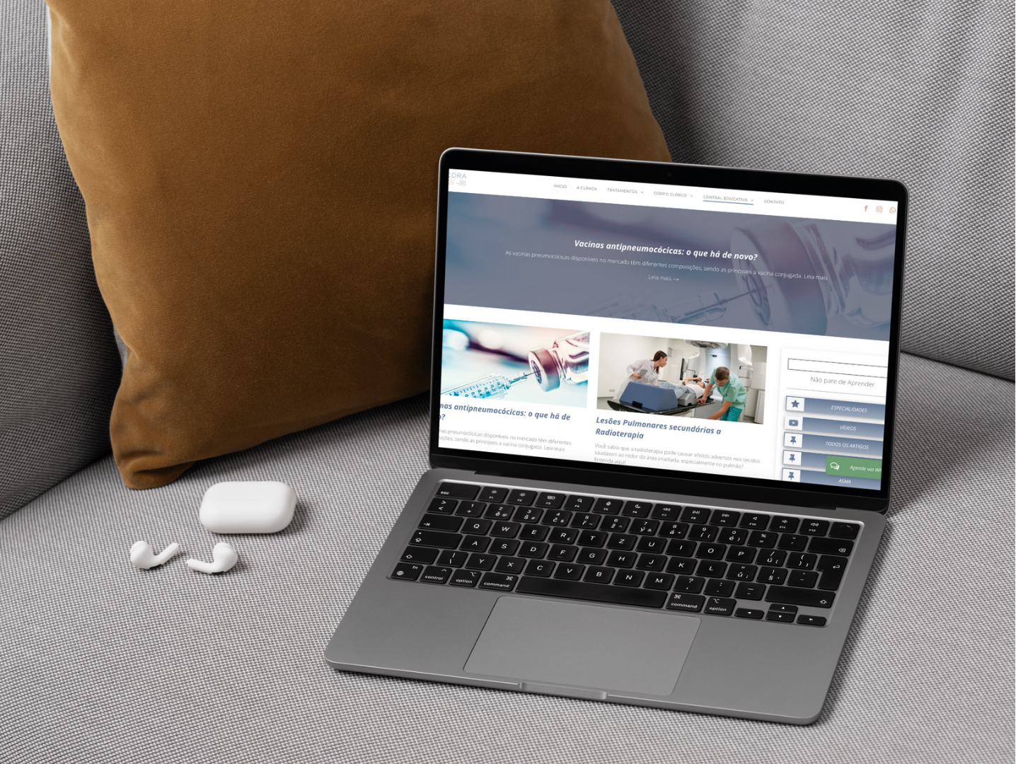 Um laptop com a foto de uma mulher na tela.