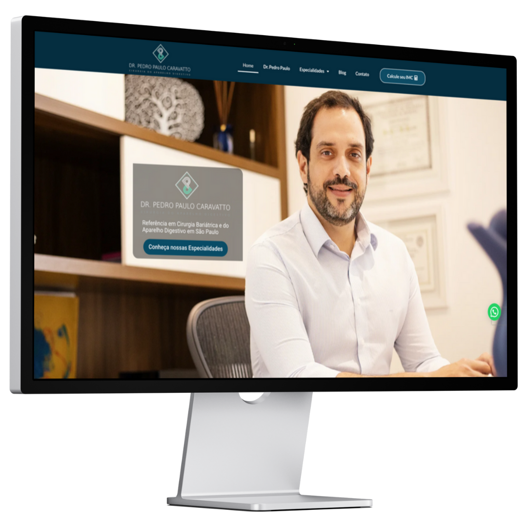 Um monitor de computador com um homem na tela