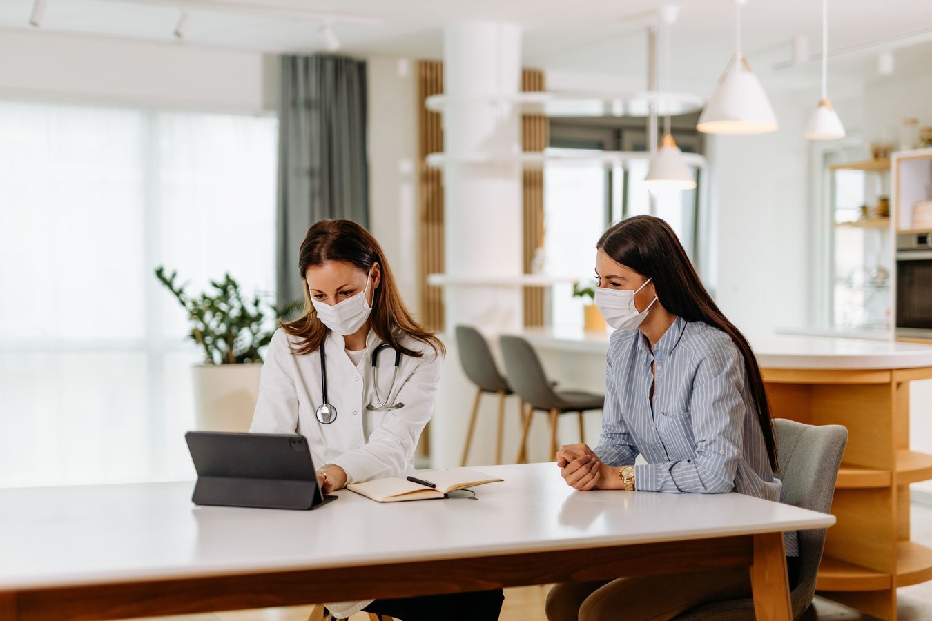Medica realizando processos de gestao de sua clinica