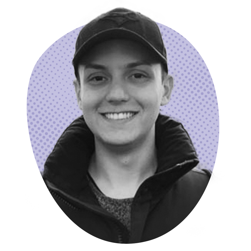 Jovem sorridente usando boné e jaqueta pretos, com fundo meio-tom roxo.