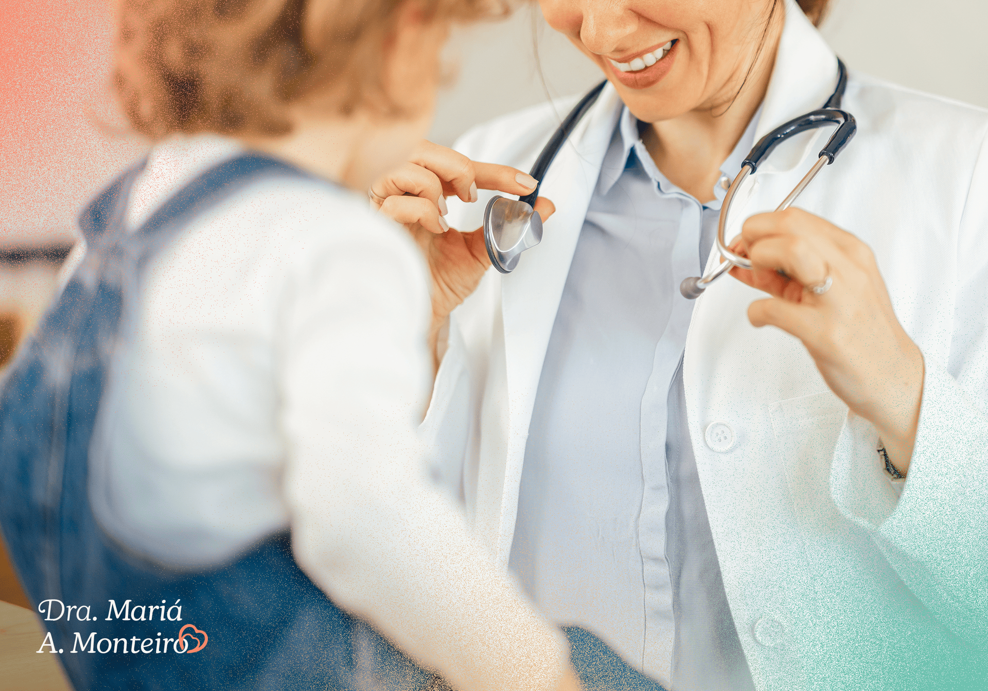 Médico examinando uma criança com um estetoscópio; médico sorri, criança de costas para a câmera.