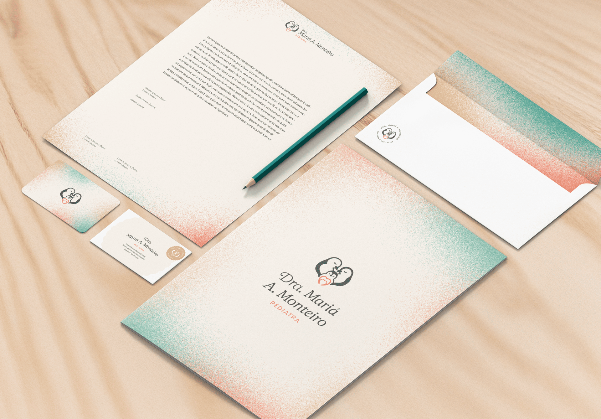 Conjunto de papelaria com logotipo em superfície de madeira. Inclui papel timbrado, cartões de visita, envelope e lápis.