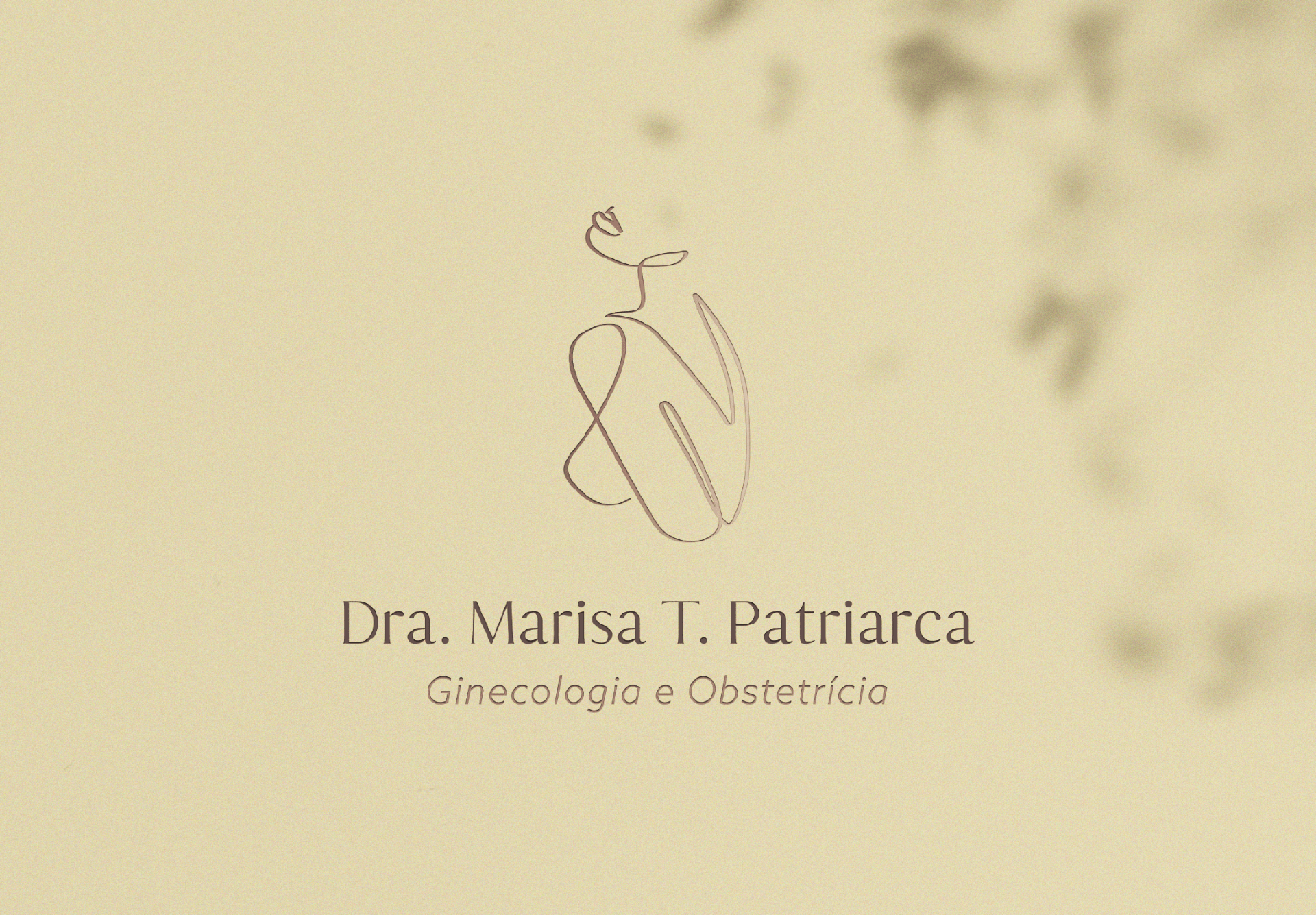 Logotipo da Dra. Marisa Patriarca aplicando sobre um fundo ocre com sombra de árvores.