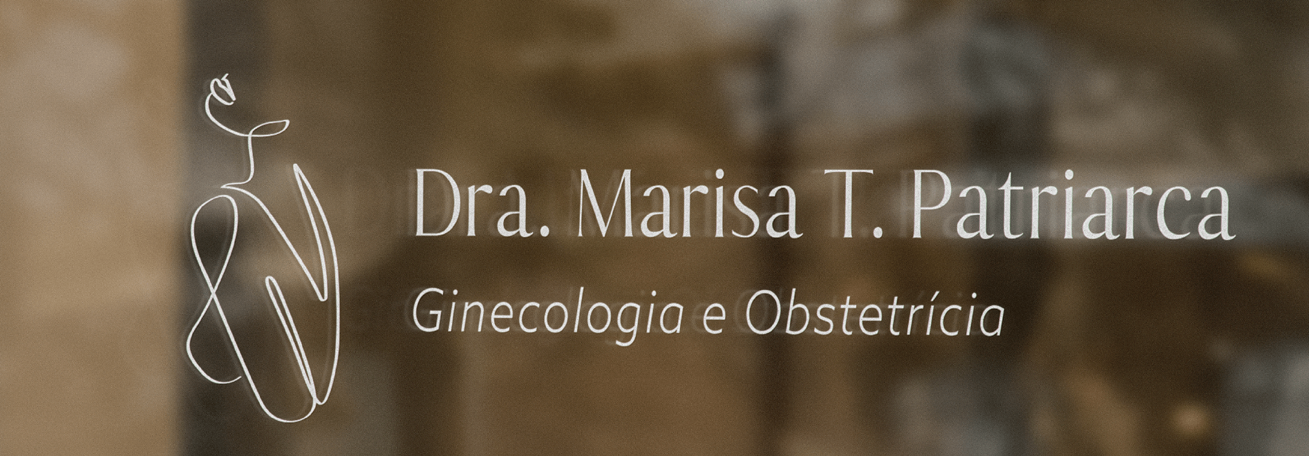 Uma placa que diz dra marisa t. patriarca nisso