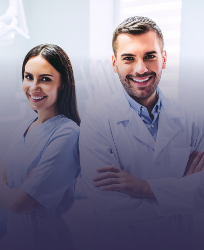 Um homem e uma mulher estão de pé, um ao lado do outro, com os braços cruzados.