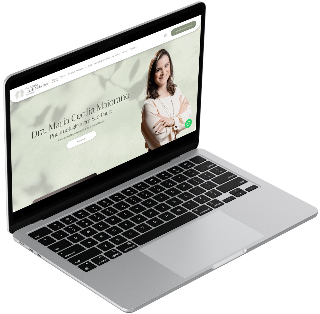 Um laptop está aberto em um site com uma mulher na tela.