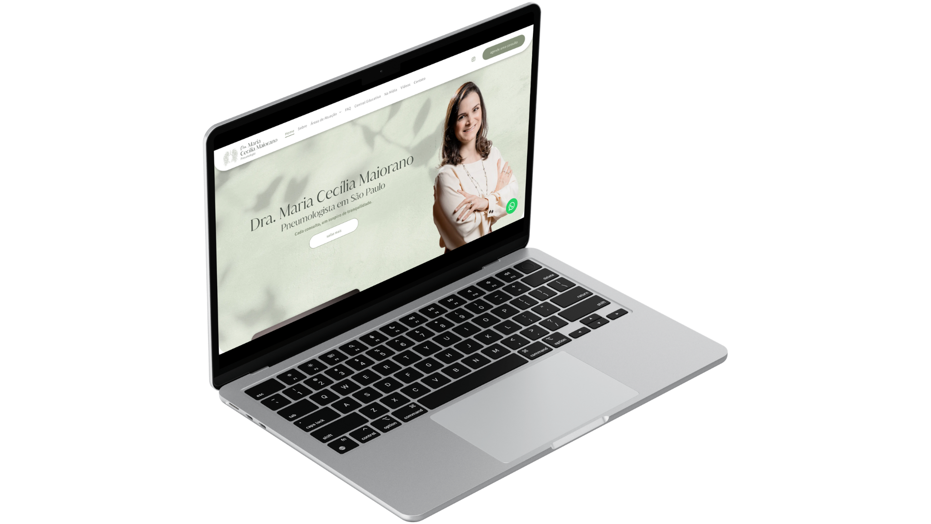 Um laptop está aberto em um site com uma mulher na tela.