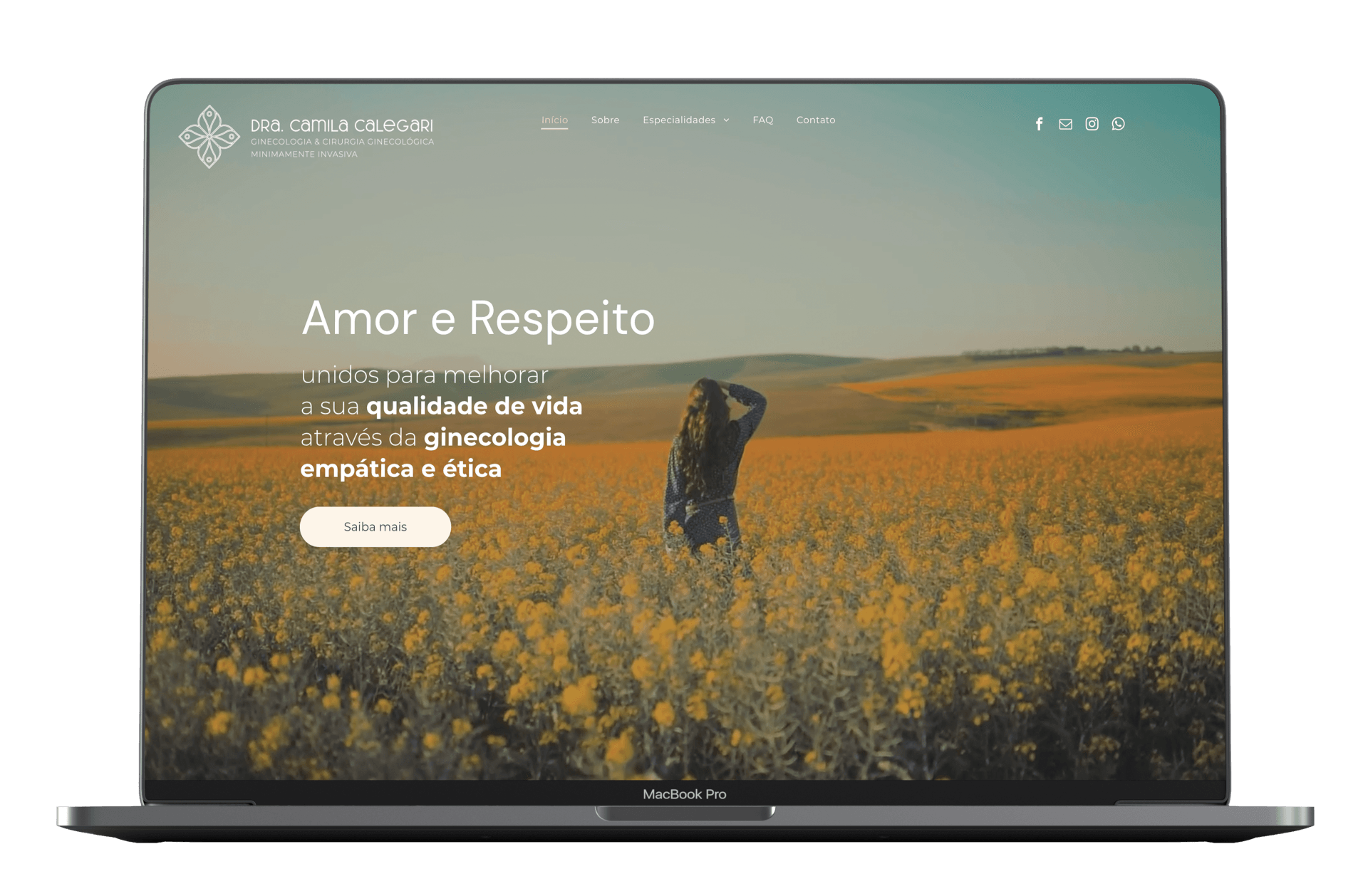 Um laptop com uma mulher parada em um campo de flores na tela.