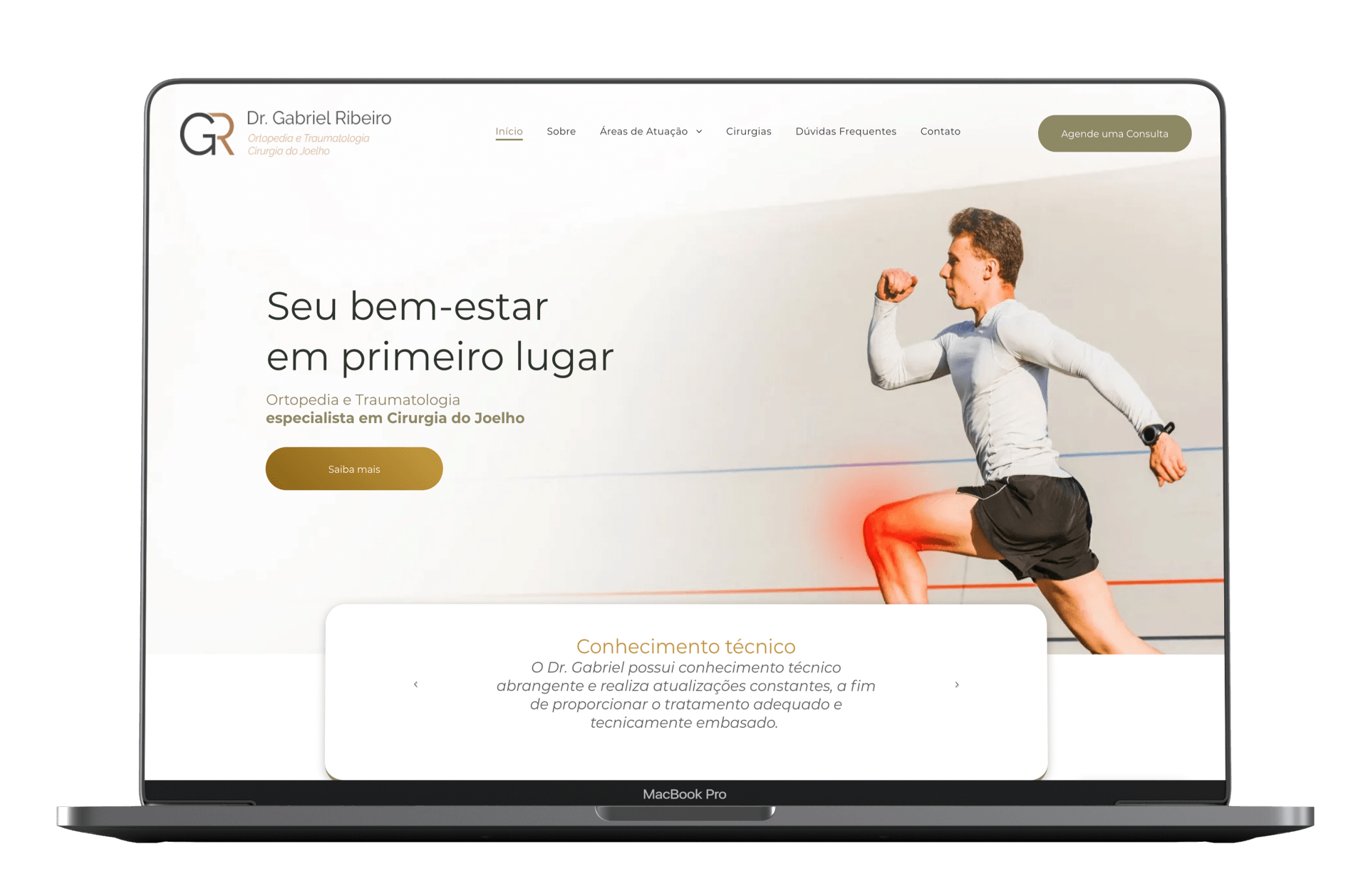 Um laptop está aberto em um site com um homem executando nele.