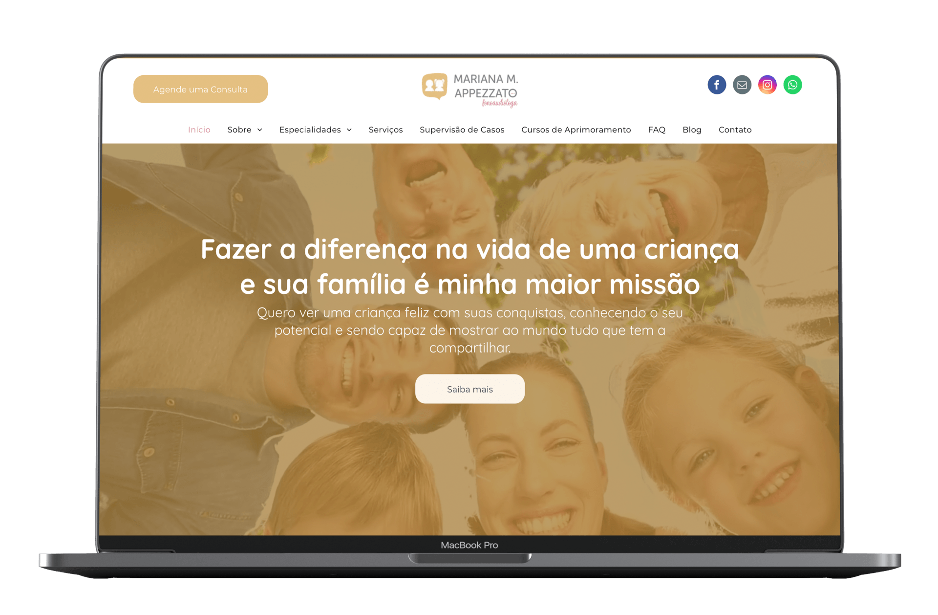 Um laptop com a foto de uma família na tela.