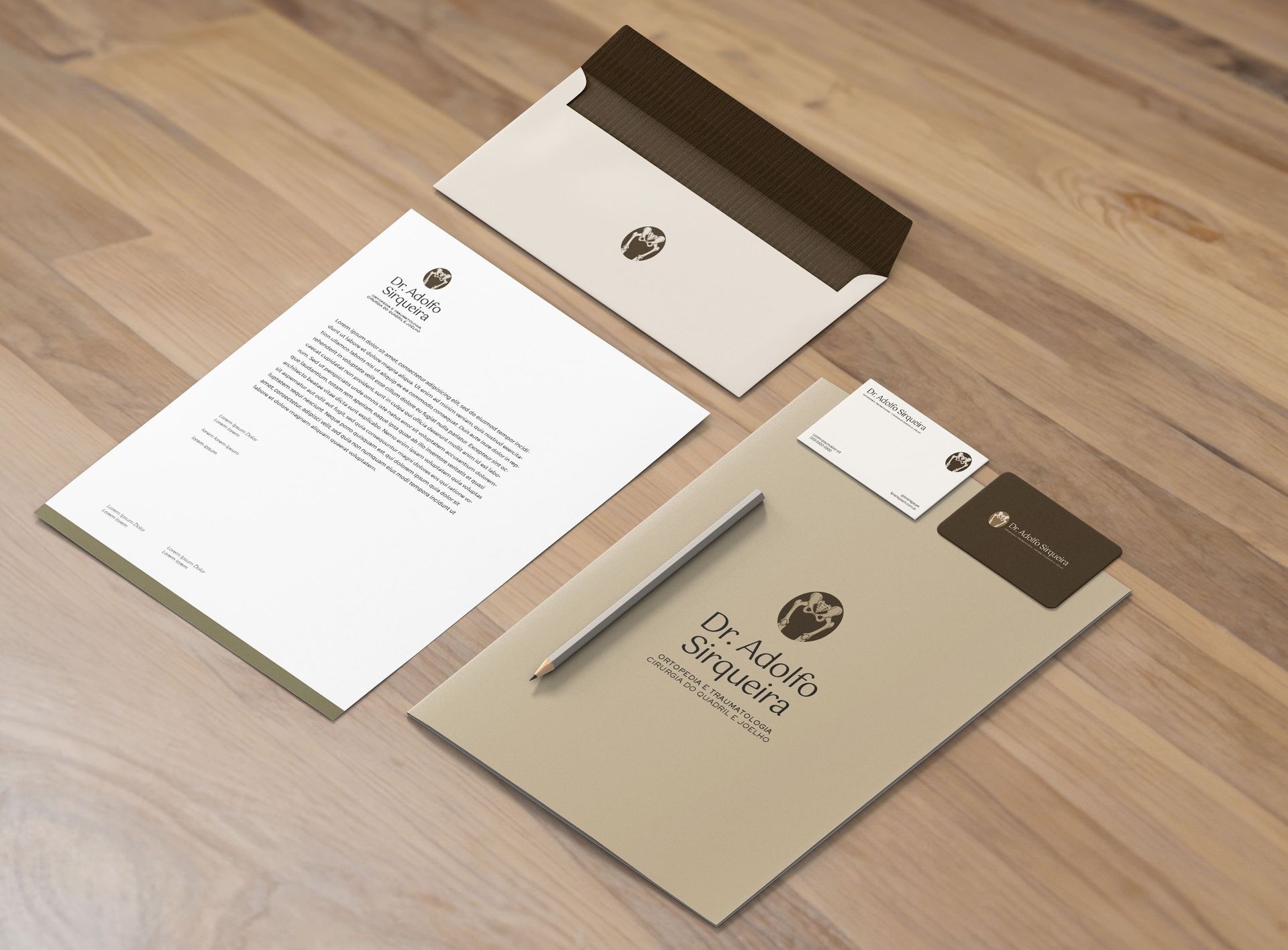 Conjunto de papelaria em madeira: papel timbrado, envelope, cartões de visita, pasta e caneta em tons de azul e branco.