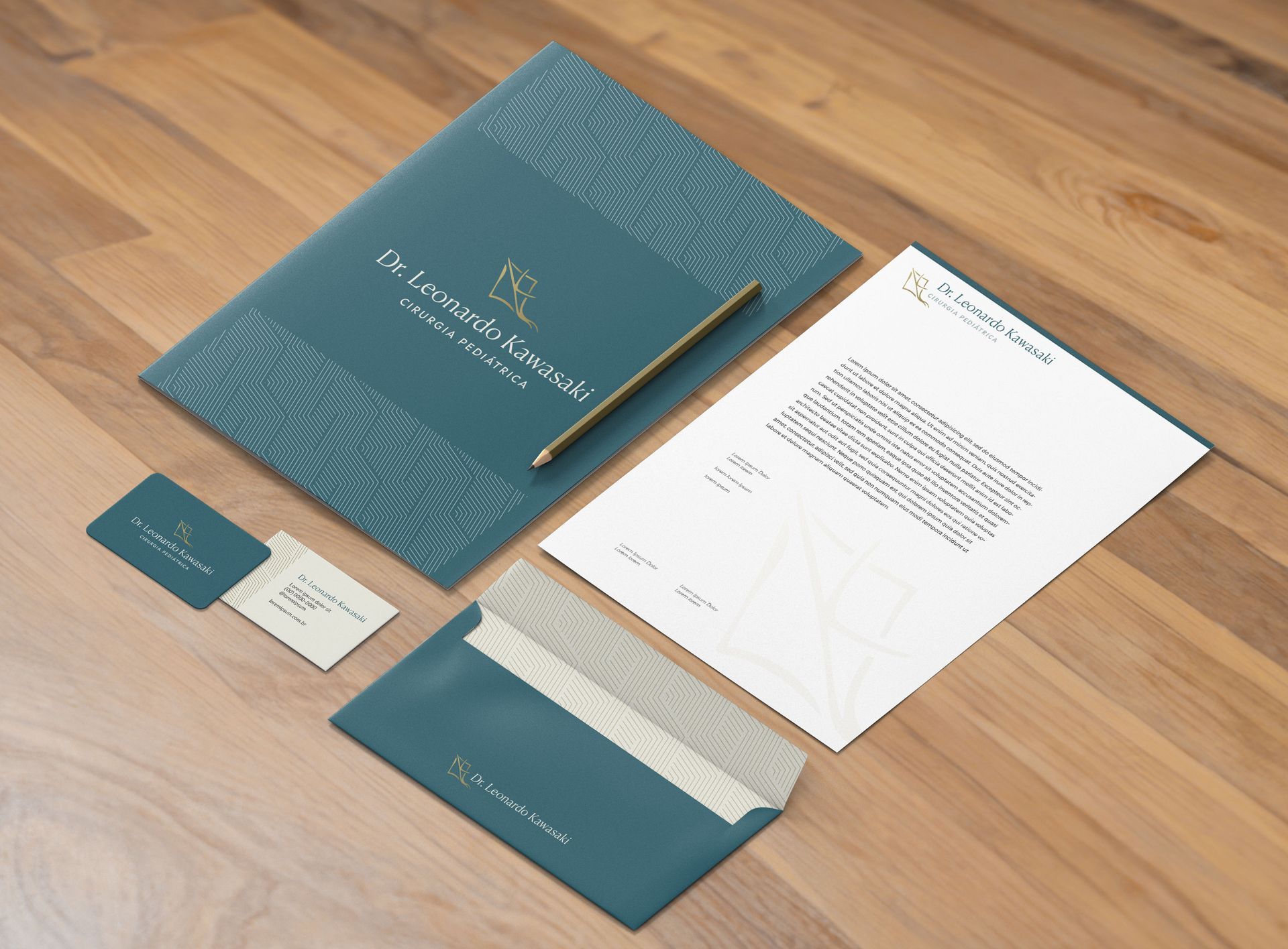 Conjunto de papelaria em madeira: papel timbrado, envelope, cartões de visita, pasta e caneta em tons de azul e branco.