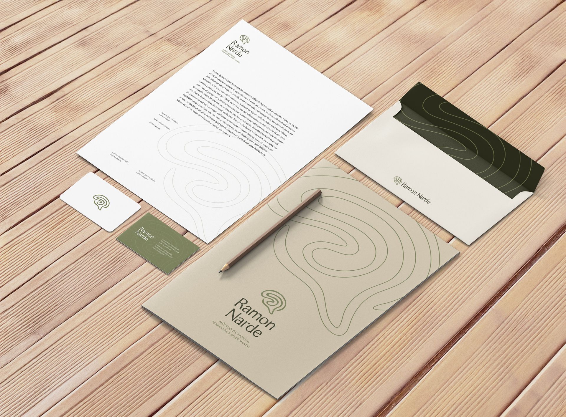 Conjunto de papelaria em madeira: papel timbrado, envelope, cartões de visita, pasta e caneta em tons de azul e branco.