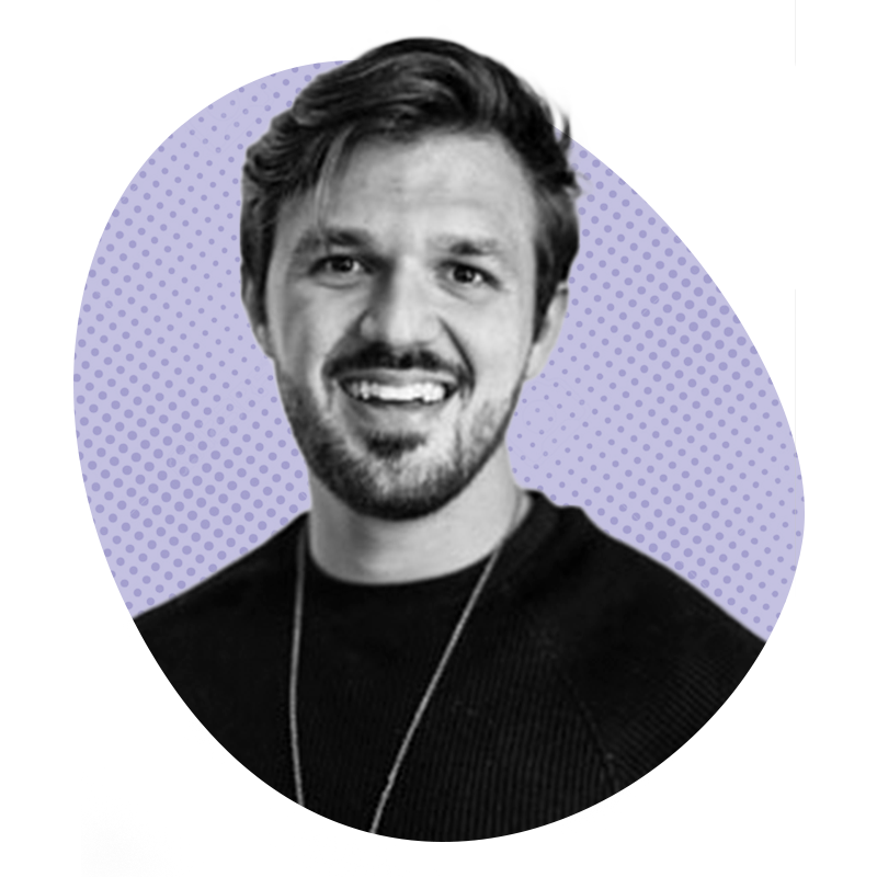 Homem sorridente com cabelo curto, barba rala e camisa preta dentro de um oval com padrão roxo.