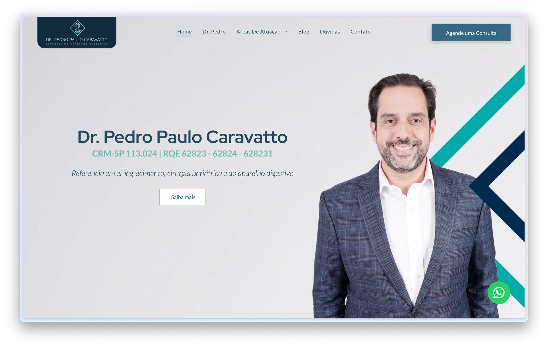 Um homem de terno está na página inicial de um site.