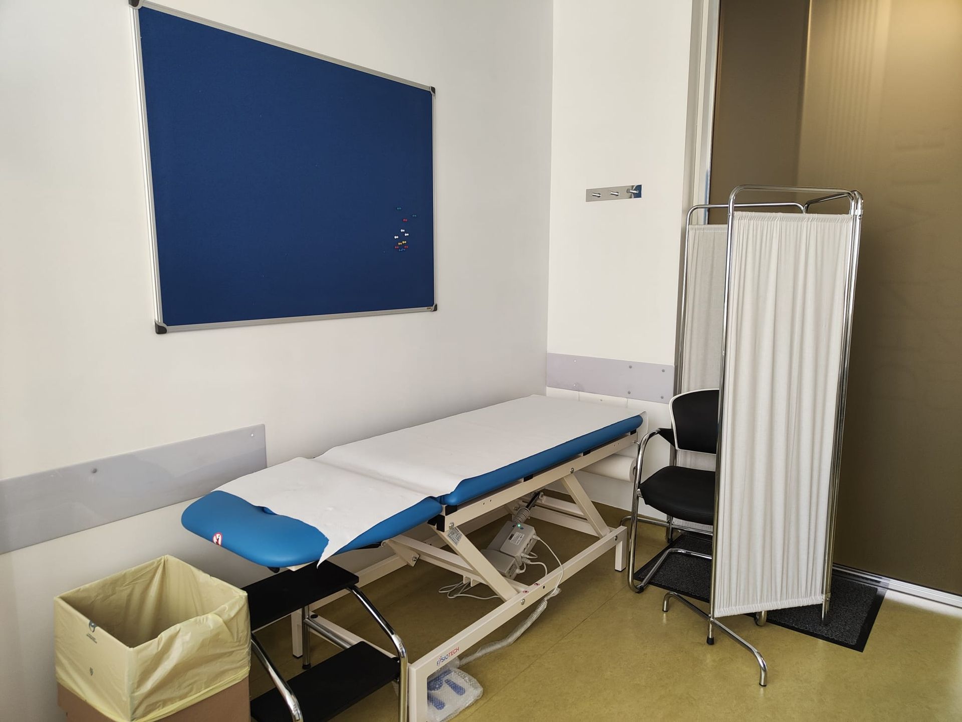 Uno studio dentistico con una porta a vetri e due poltrone odontoiatriche.