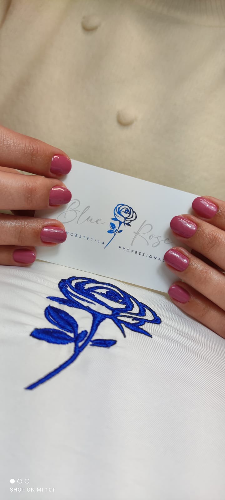manicure con smalto rosa antico