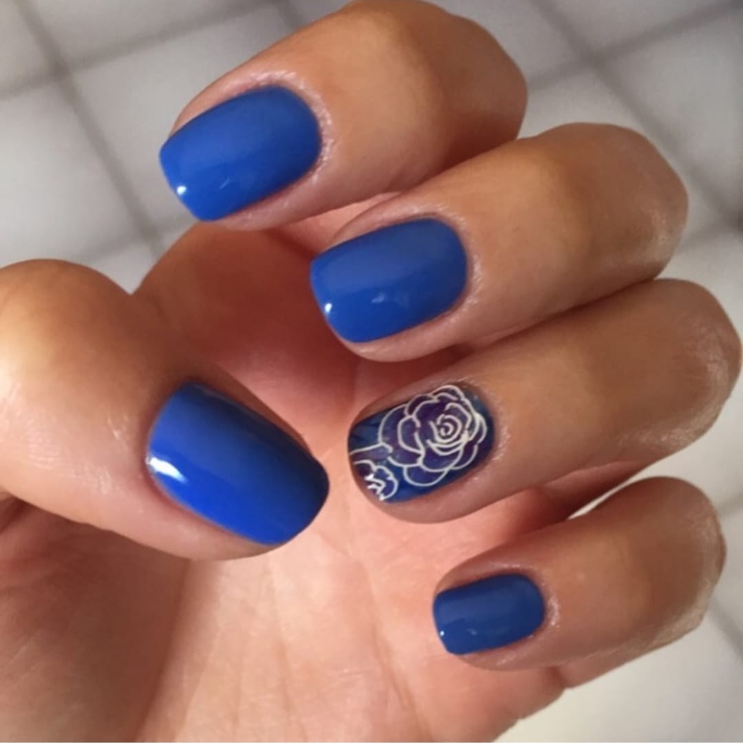 manicure con unghie blu elettrico e decorazione su anulare