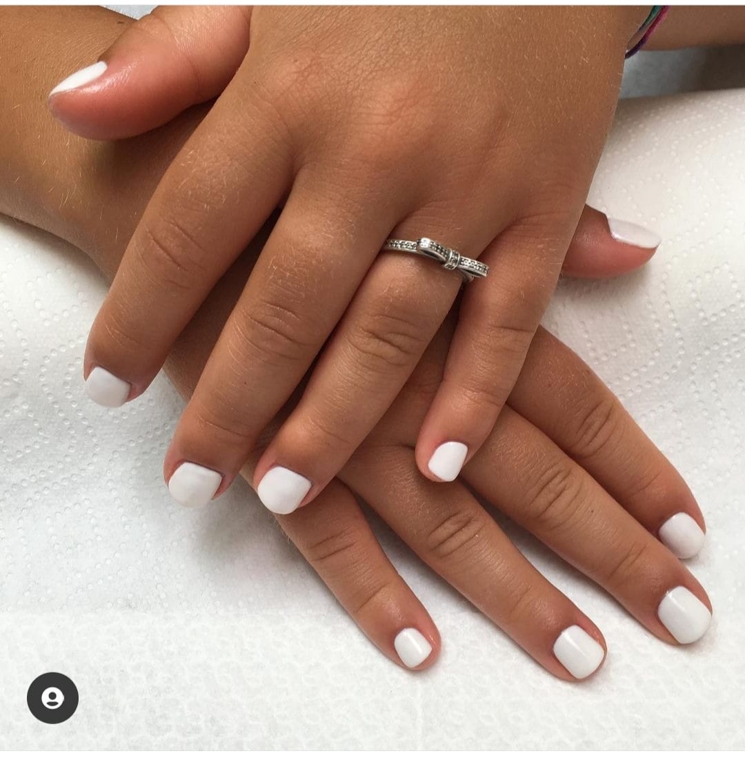 manicure con smalto bianco gesso
