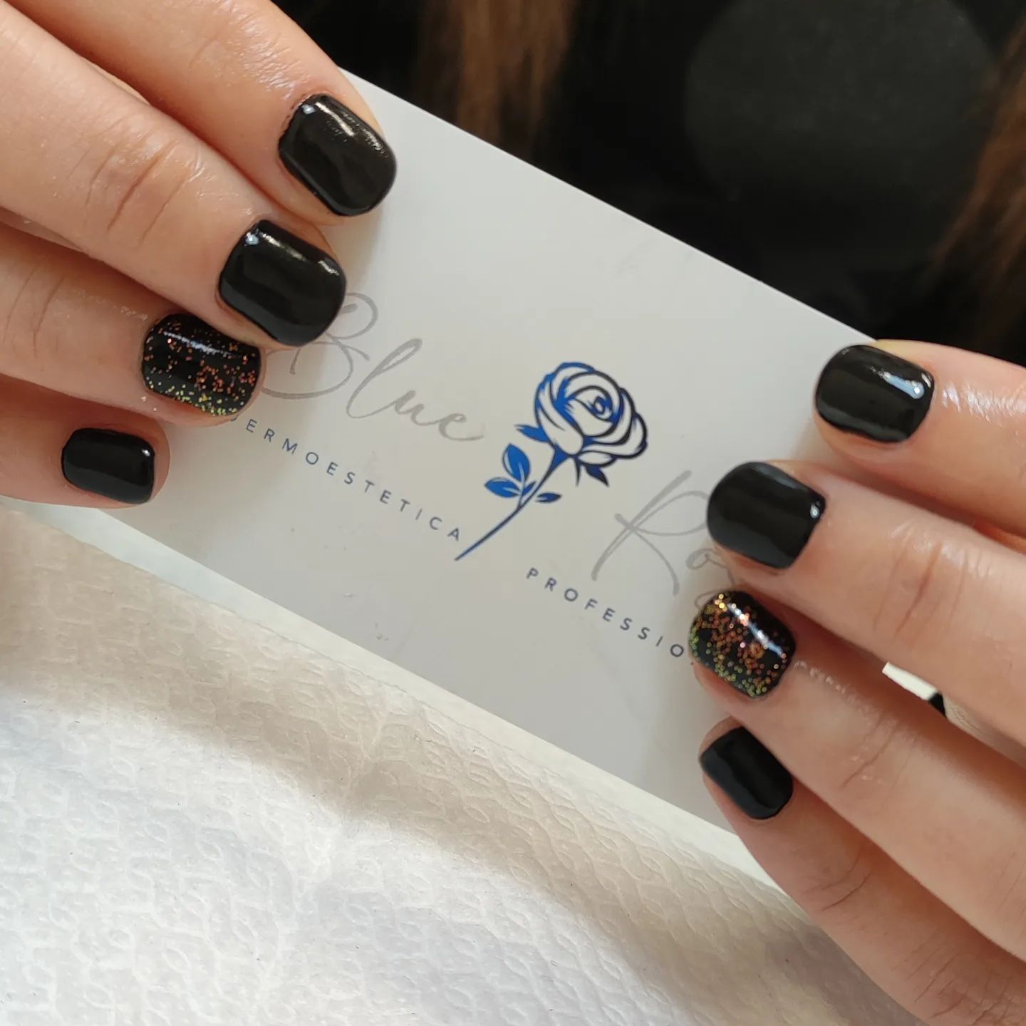 manicure blue rose